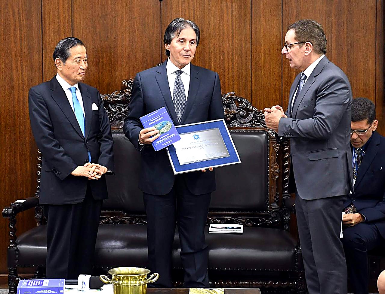 Presidente do Senado Federal, senador Eunício Oliveira, e o professor Yukio Takasu, Assessor Especial para Segurança Humana do Secretário-Geral da ONU, e Dr. Eduardo Leite, Presidente do ISHALC